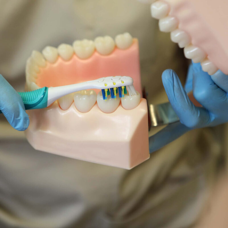 Zahnaerzte_am_Augustaplatz_Putzschule_Kachel Zahnaerzte_am_Augustaplatz_Putzschule_Kachel